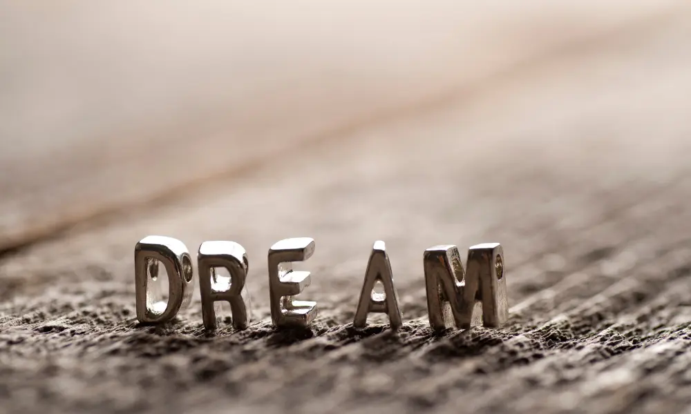 拼成 DREAM 的鐵製英文字母