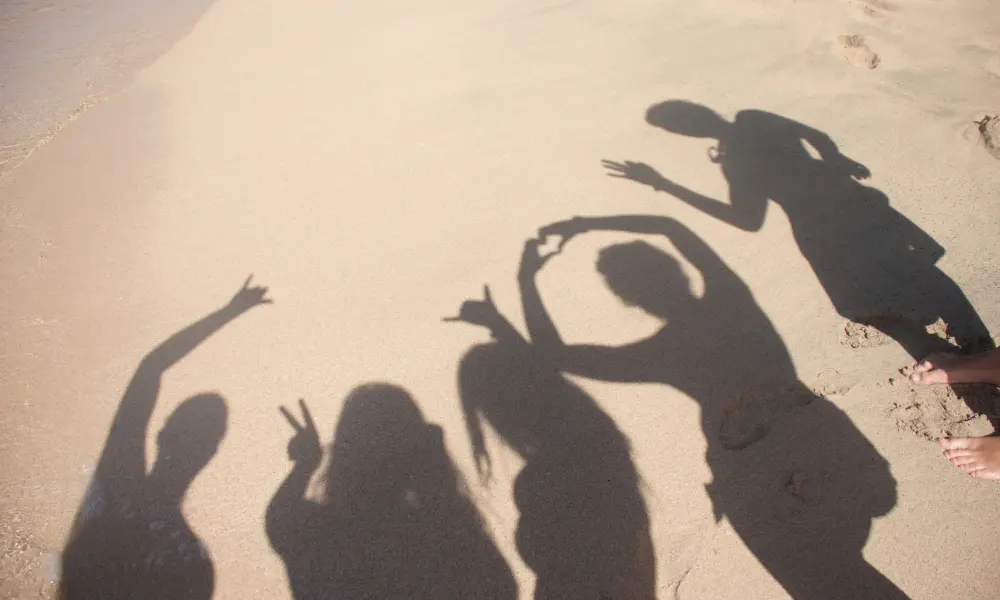 一群好友的剪影